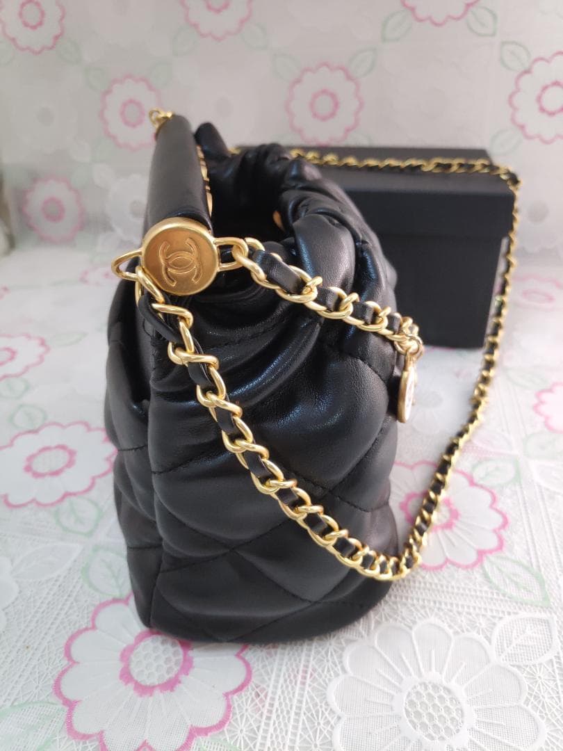 キルティング　ショルダーバッグ マルチカラーチャーム付 黒