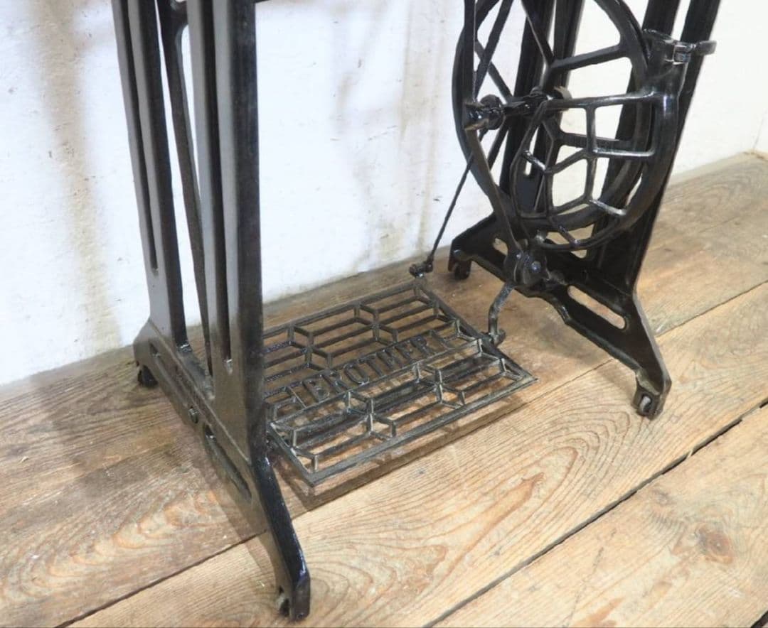 1063　黒ペンキのミシンテーブル　デスク　古家具　レトロ　リメイク　ビンテージ