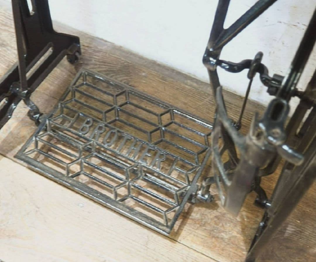 1063　黒ペンキのミシンテーブル　デスク　古家具　レトロ　リメイク　ビンテージ