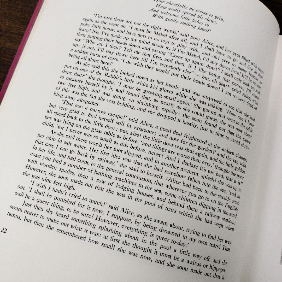 Alice❜s Adventures in Wonderland　洋書