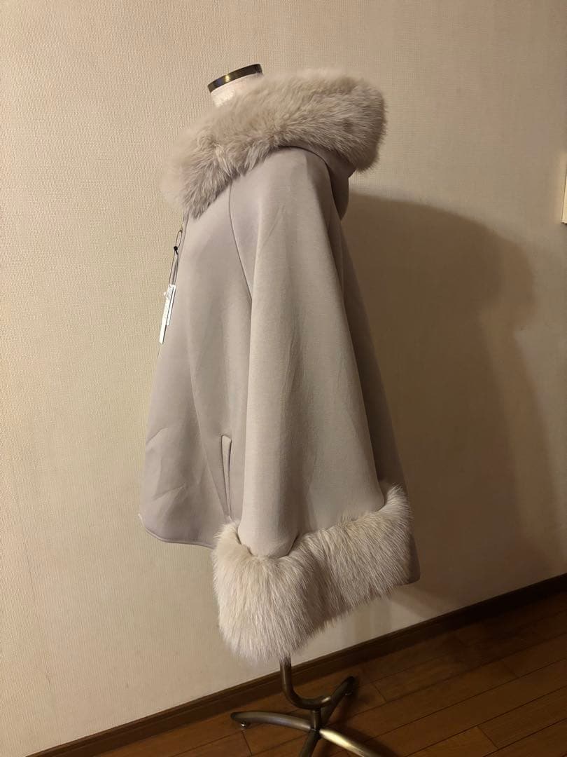 ヤマダヤ系列スコットクラブ、fennelファー付きポンチョ・ケープコート