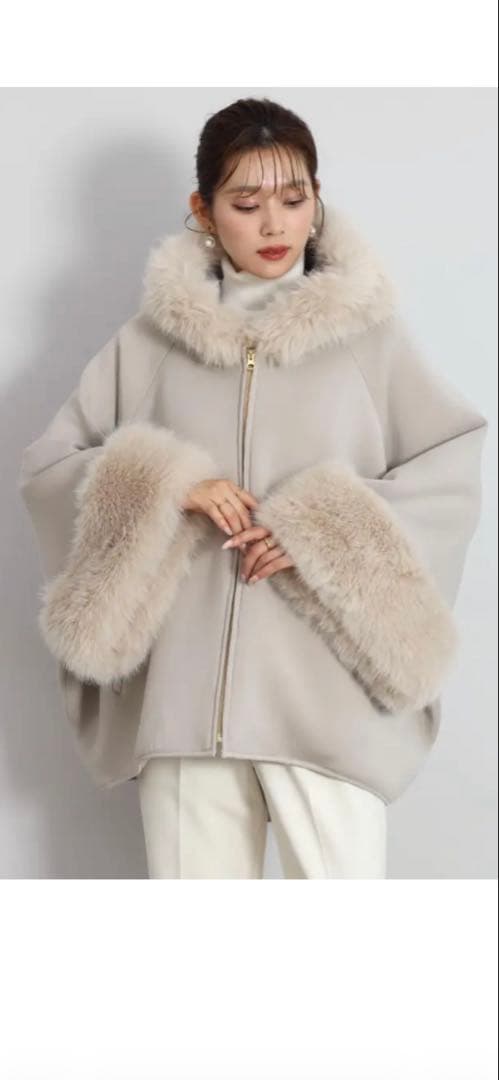 ヤマダヤ系列スコットクラブ、fennelファー付きポンチョ・ケープコート