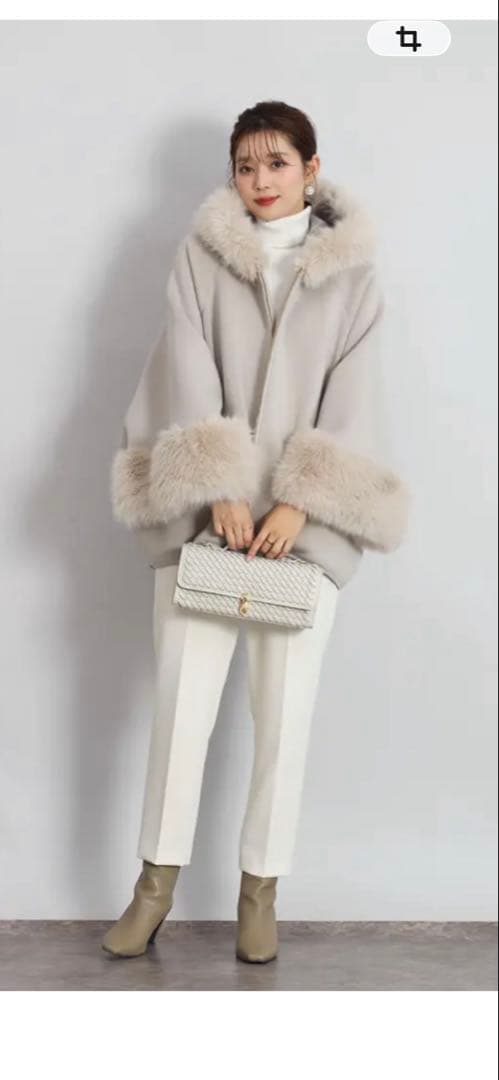 ヤマダヤ系列スコットクラブ、fennelファー付きポンチョ・ケープコート