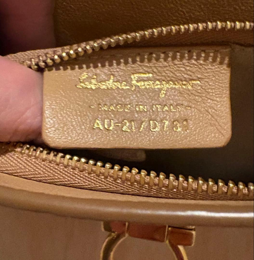 フェラガモ／ガンチーニ／ハンドバッグ／ショルダーバッグ ／キャメル／ベージュ