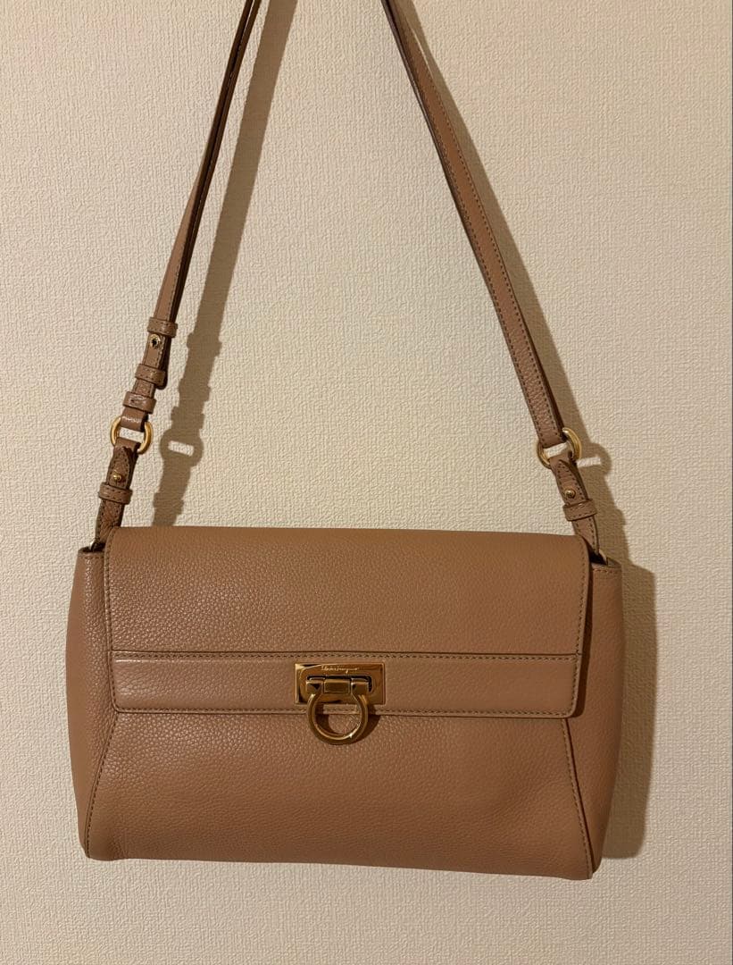 フェラガモ／ガンチーニ／ハンドバッグ／ショルダーバッグ ／キャメル／ベージュ