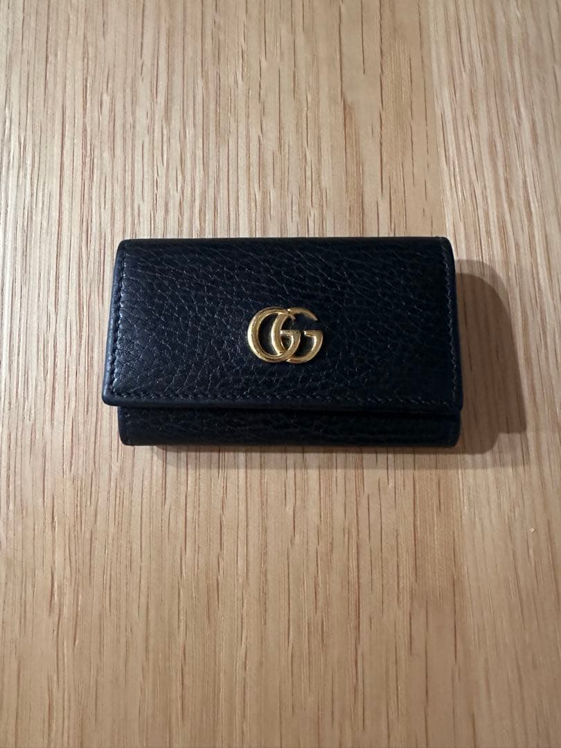 GUCCI ブラックレザー キーケース GGロゴ