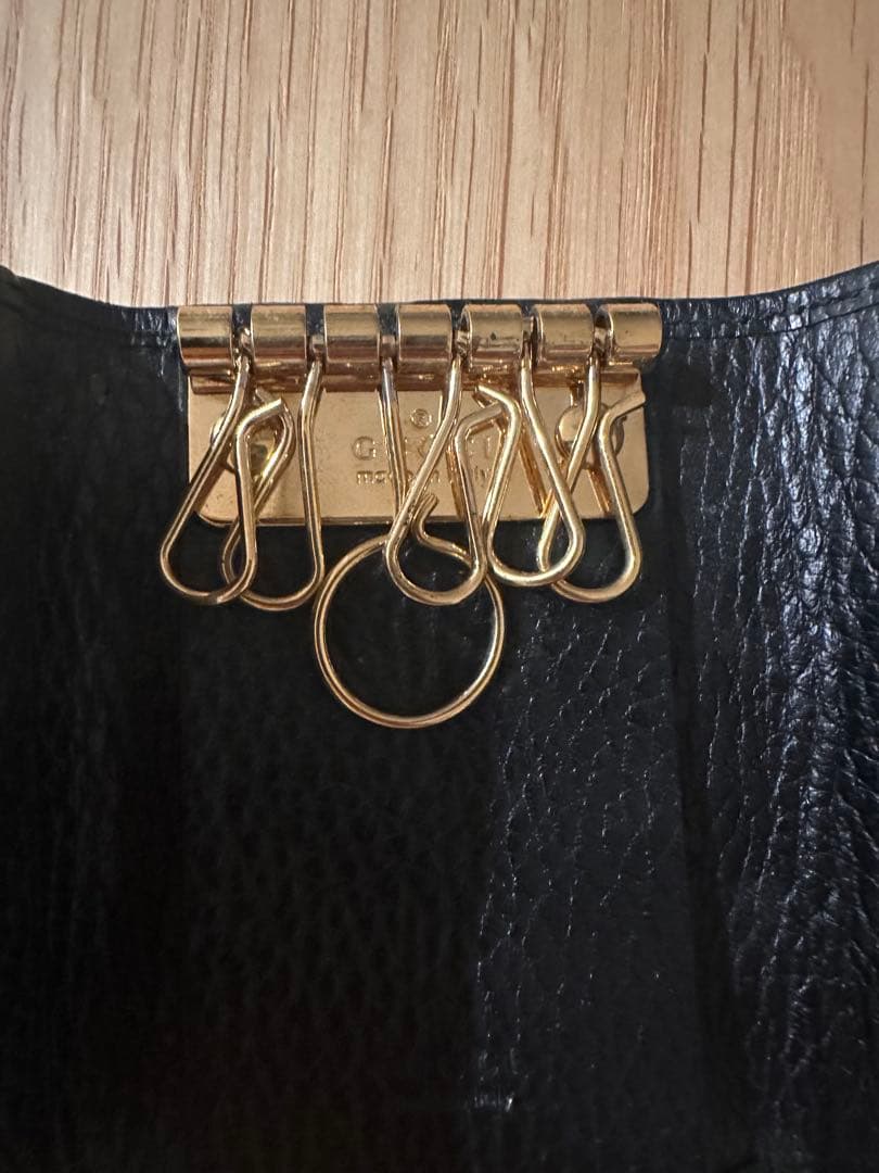 GUCCI ブラックレザー キーケース GGロゴ