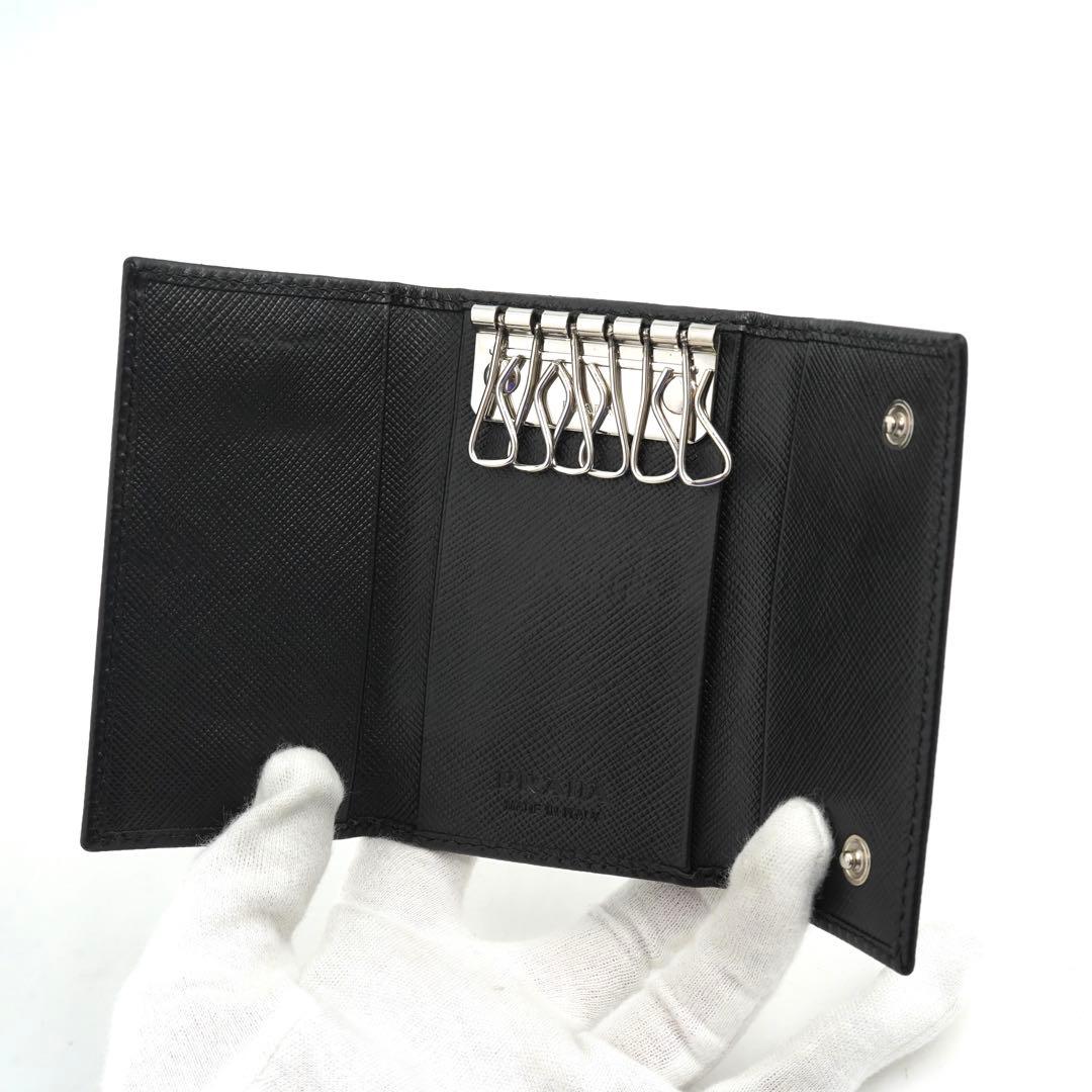 ✨未使用展示品✨　PRADA キーケース　サフィアーノ　三角プレート　6連　黒色