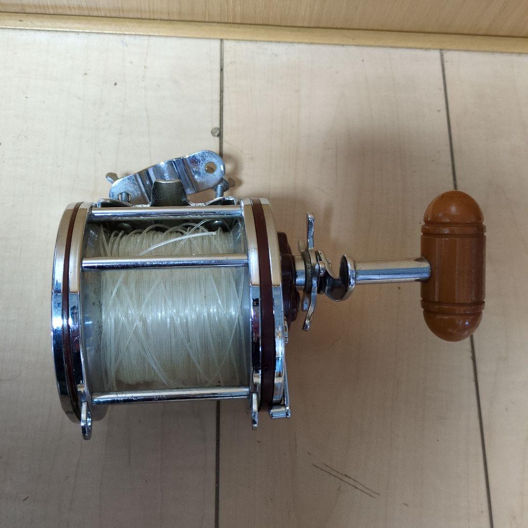 1000 THRUST 両軸リール シルバー/レッド