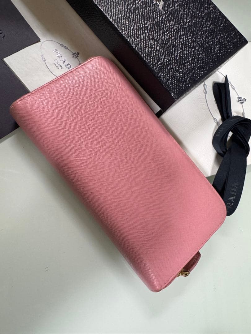 PRADA 長財布 サフィアーノレザー ラウンドファスナー レタリングロゴ