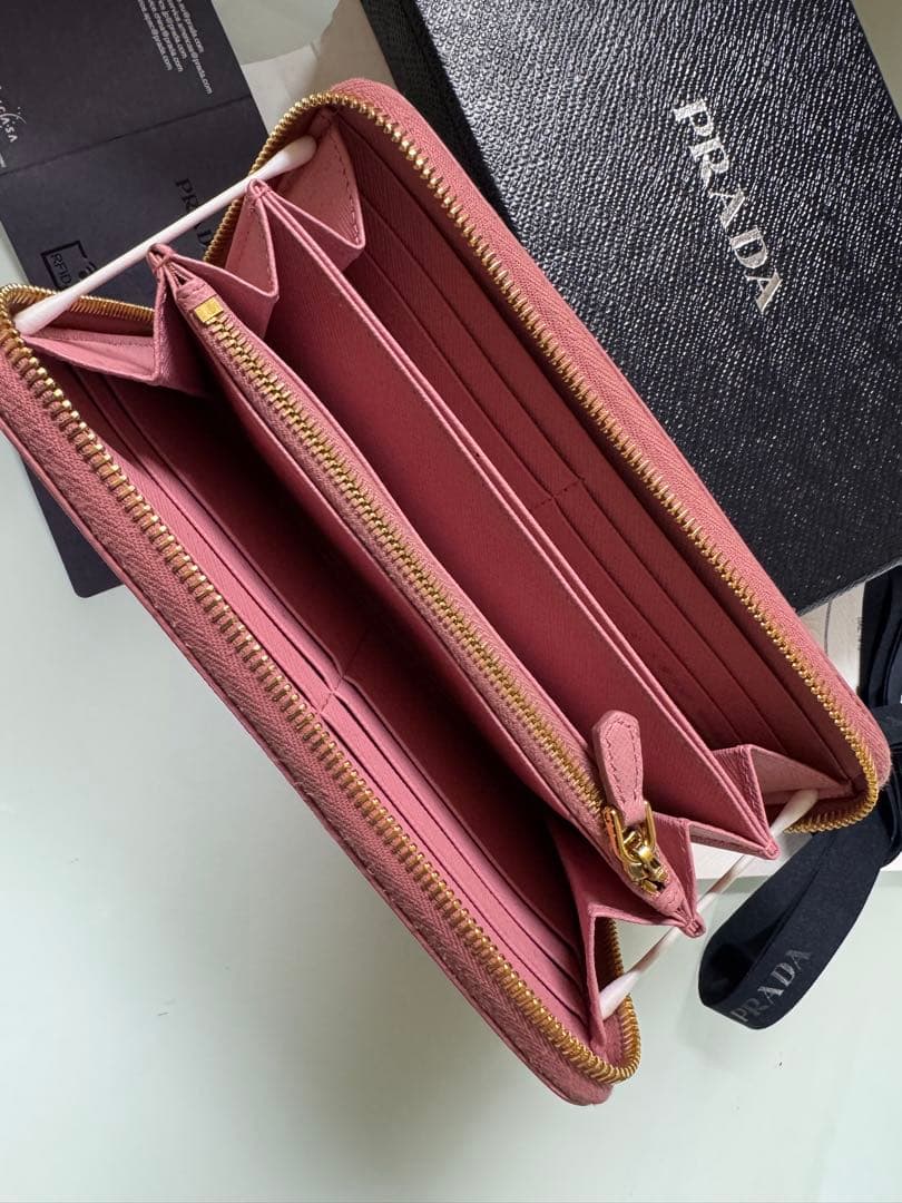 PRADA 長財布 サフィアーノレザー ラウンドファスナー レタリングロゴ
