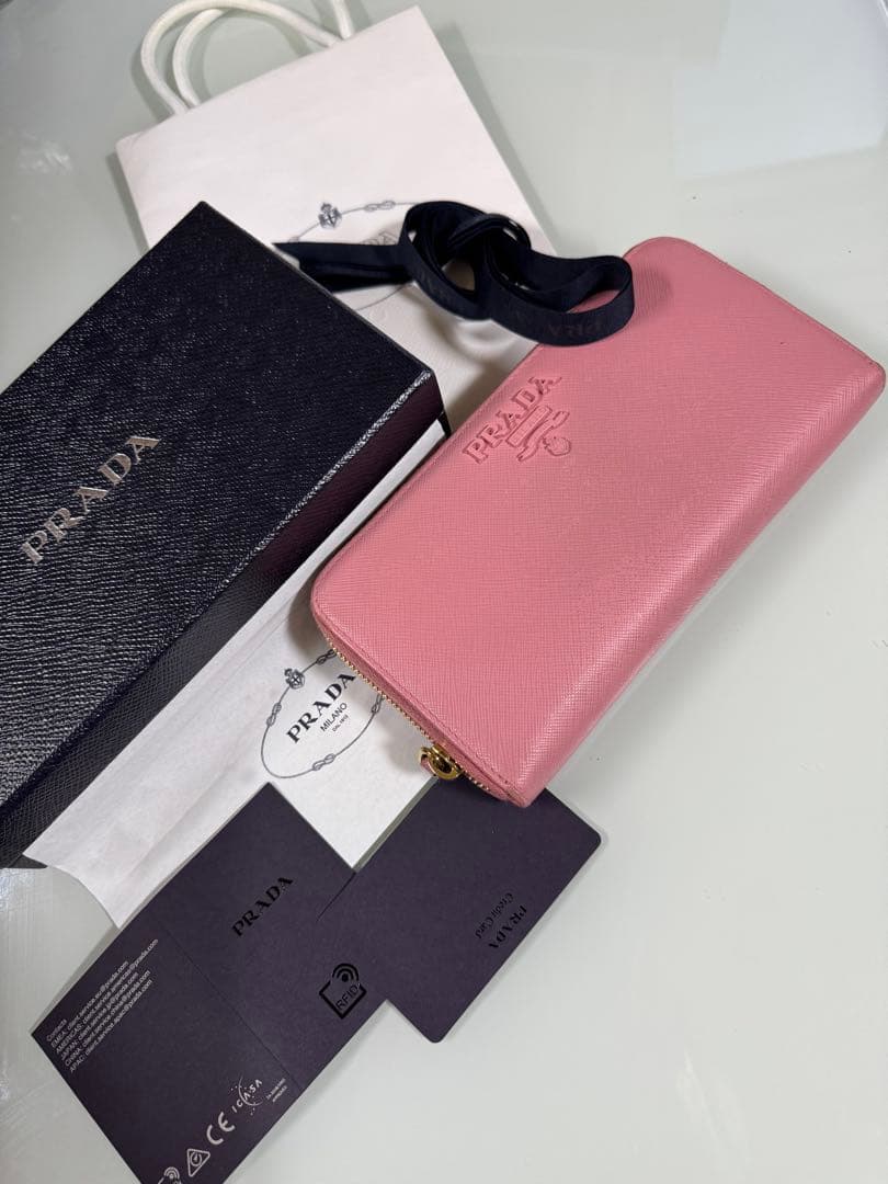 PRADA 長財布 サフィアーノレザー ラウンドファスナー レタリングロゴ