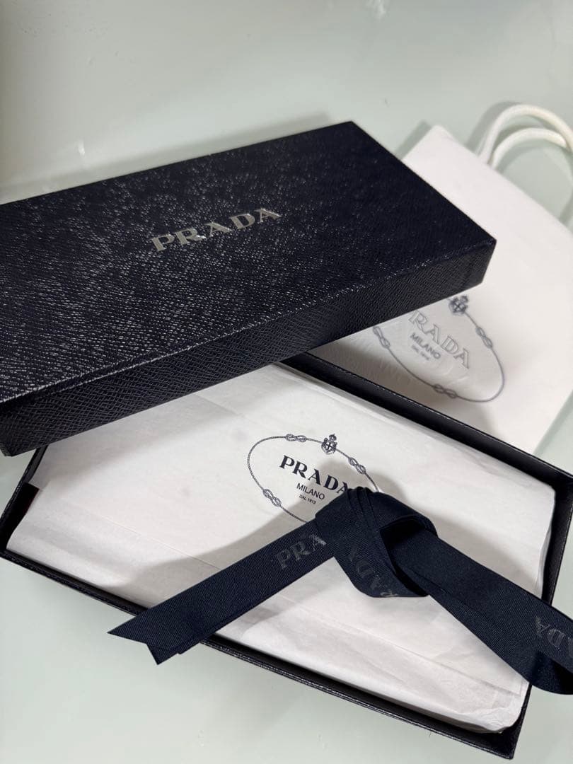 PRADA 長財布 サフィアーノレザー ラウンドファスナー レタリングロゴ