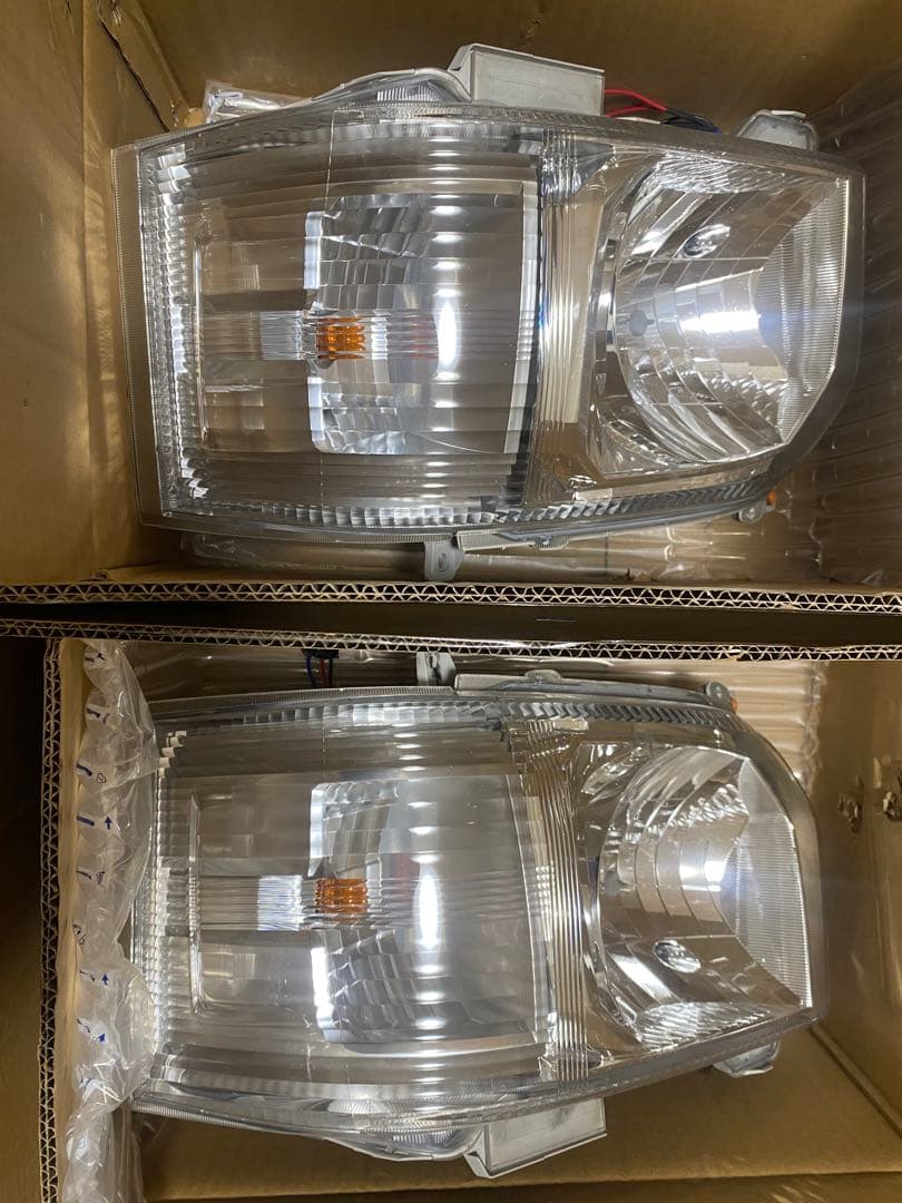ハイエース 200系４型　純正ライト　左右セット