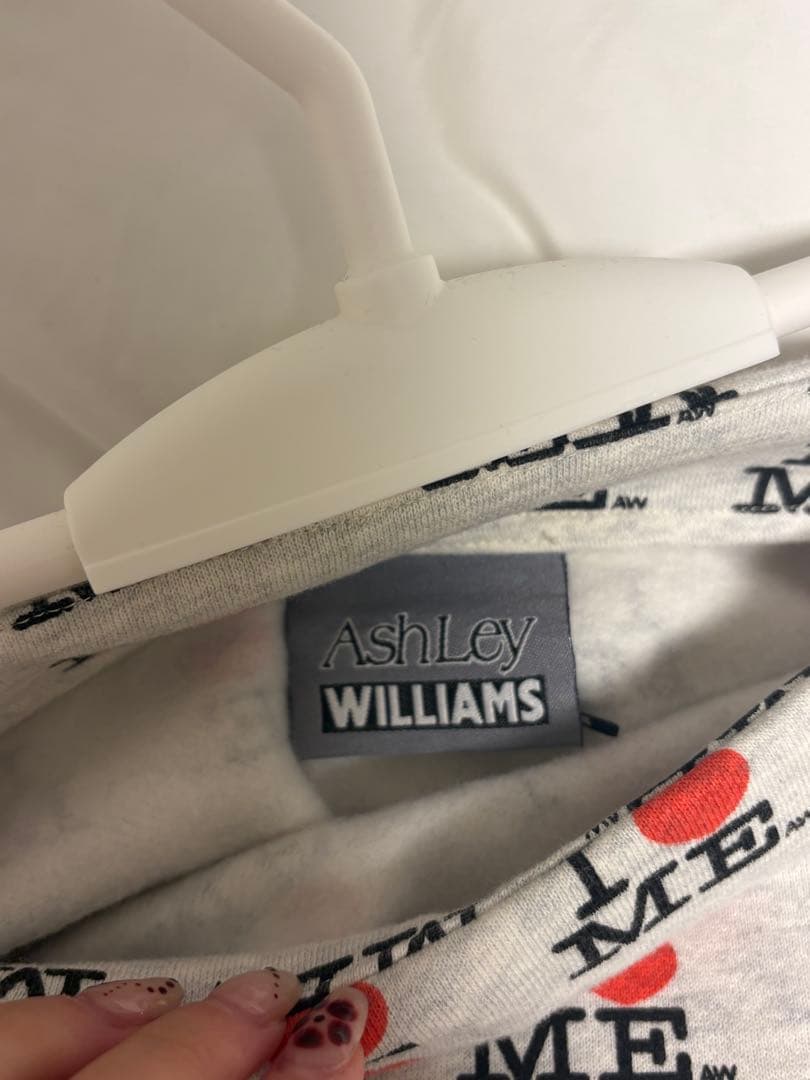 Ashley Williams ミニスカート