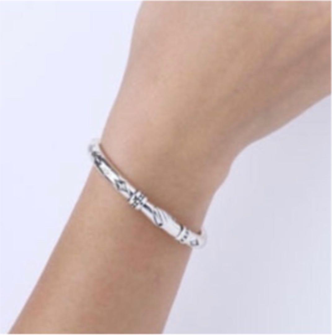 ファッションのポイントにオススメ アクアシルバー シェイクハンドブレス