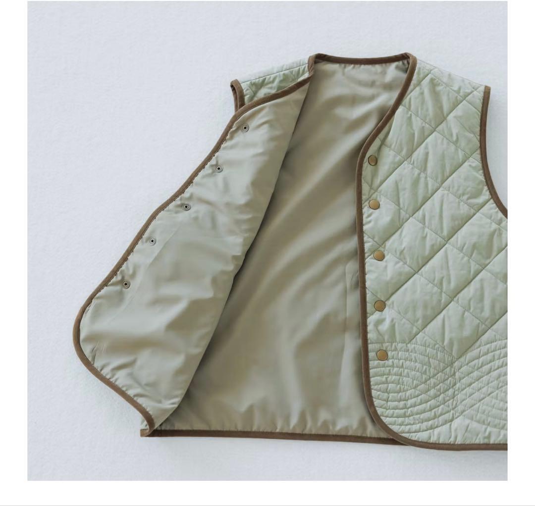 【北欧、暮らしの道具店】キルティングベスト よしいちひろさんコラボ　ライトカーキ