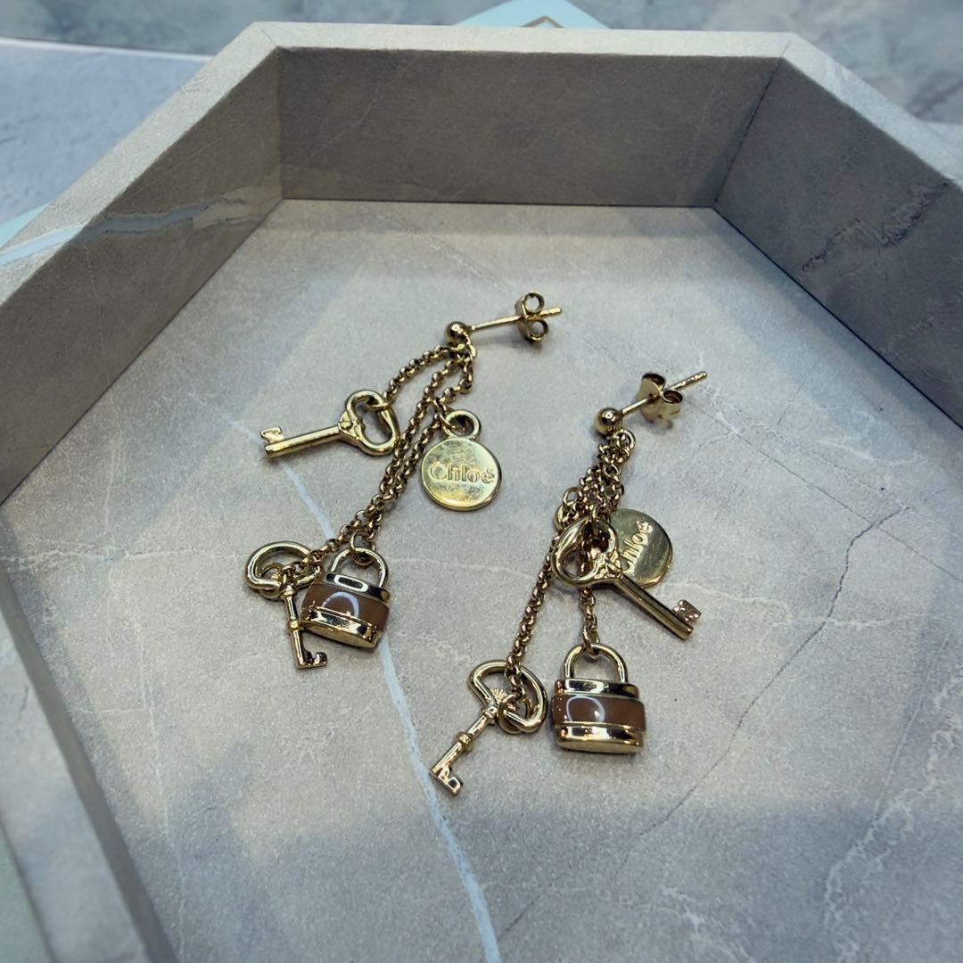 Chloe ピアス ゴールド パディントン 南京錠 カナデ 鍵 ゆれる チャーム