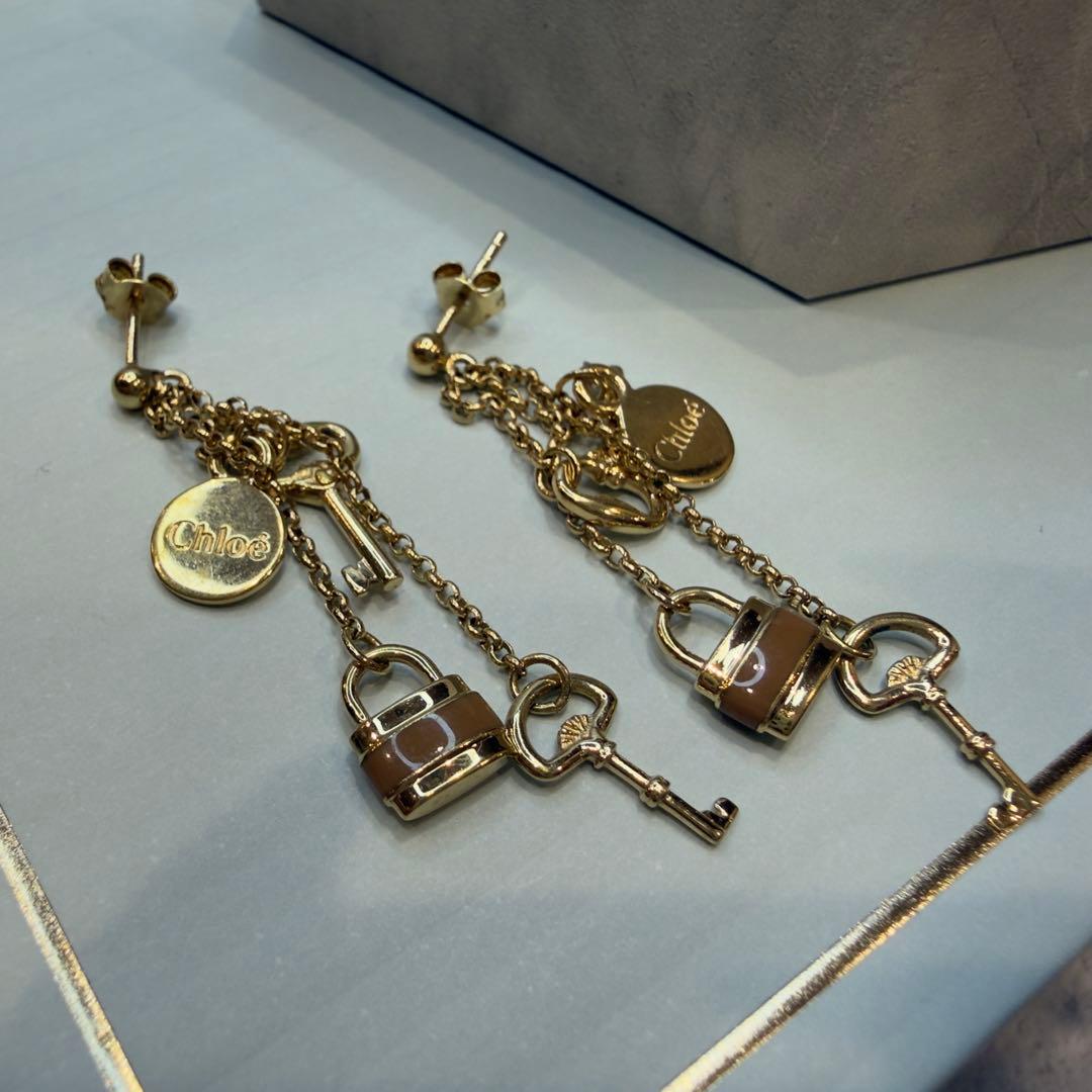 Chloe ピアス ゴールド パディントン 南京錠 カナデ 鍵 ゆれる チャーム