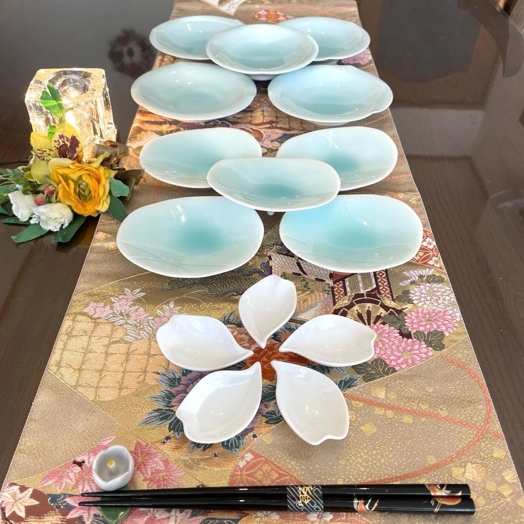 有田①藤巻製陶　青白磁　浅鉢5枚 ②変形三つ足皿5 枚③白磁　花びら型豆鉢5個