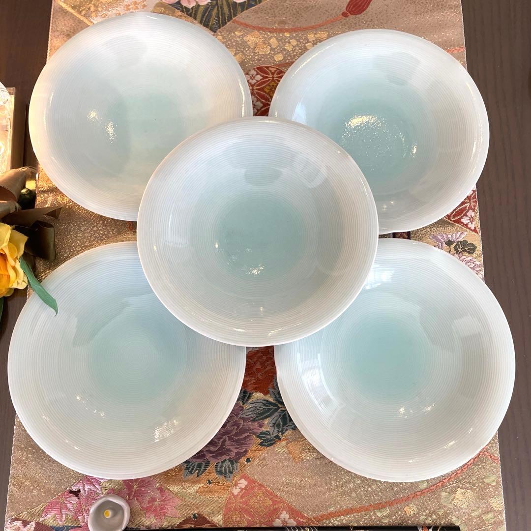 有田①藤巻製陶　青白磁　浅鉢5枚 ②変形三つ足皿5 枚③白磁　花びら型豆鉢5個