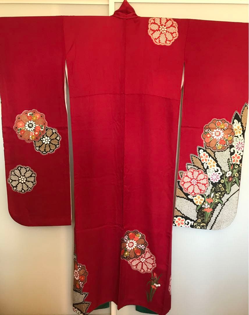 振袖　超美品　正絹　金糸と色刺繍　個性的　絞り柄