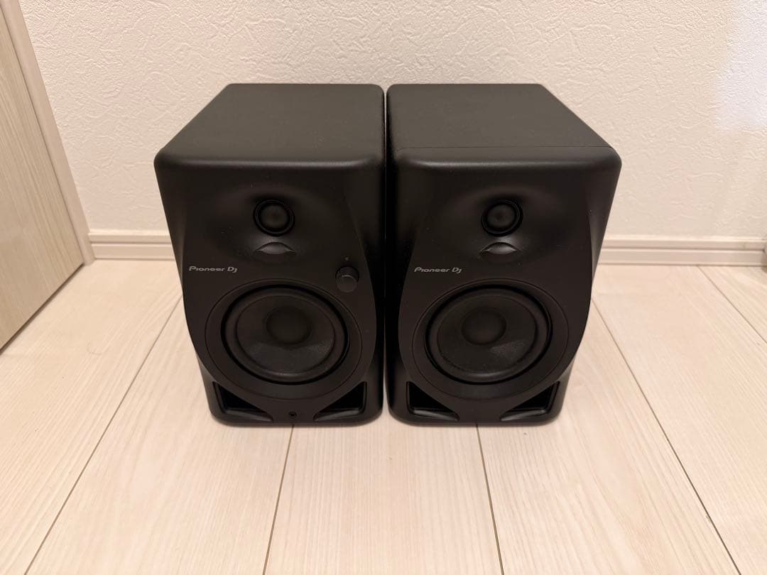 DM-40D. 4 インチ アクティブ モニタースピーカー(Black)