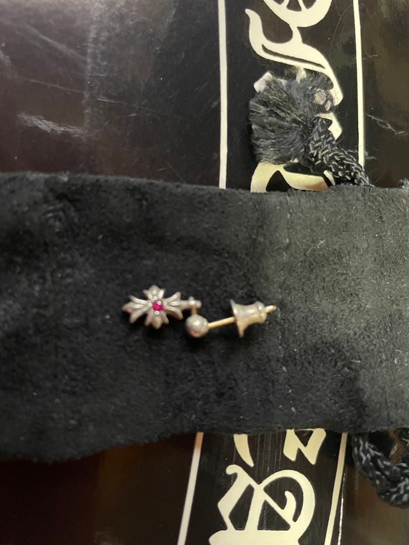 正規品クロムハーツタイニーＥドロップ　ルビーピアス両面ルビー