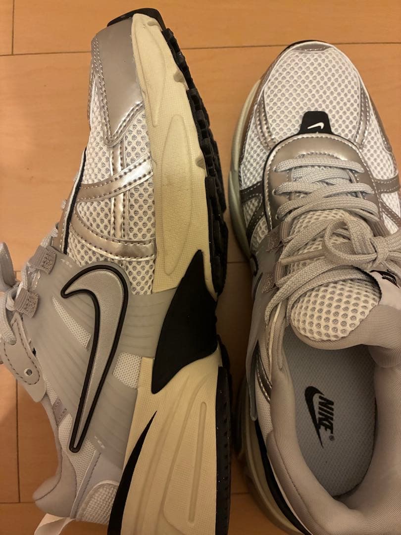 NIKE v2k run 25.5 グレー ほぼ新品