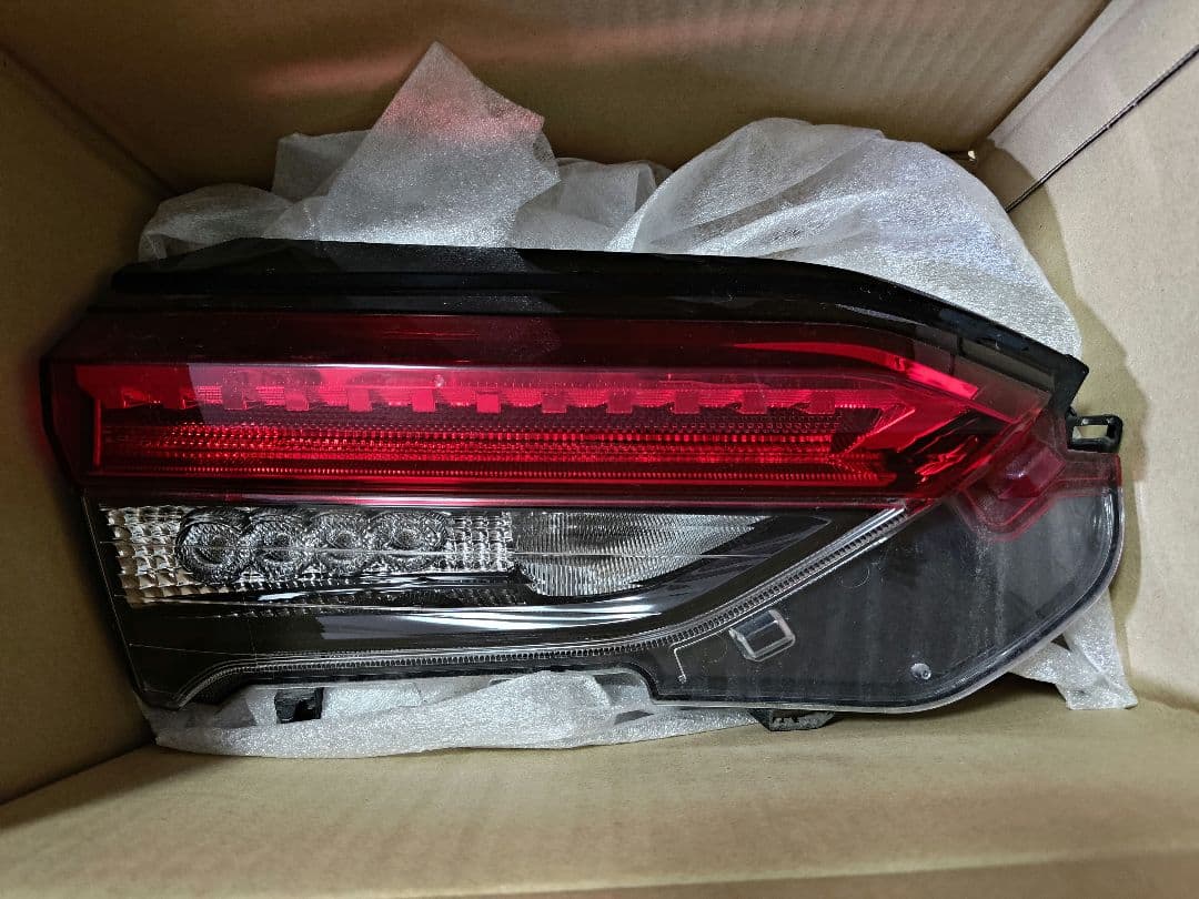 トヨタ RAV4（50系） US海外仕様 リヤフォグ付き左テールランプ 寒冷地