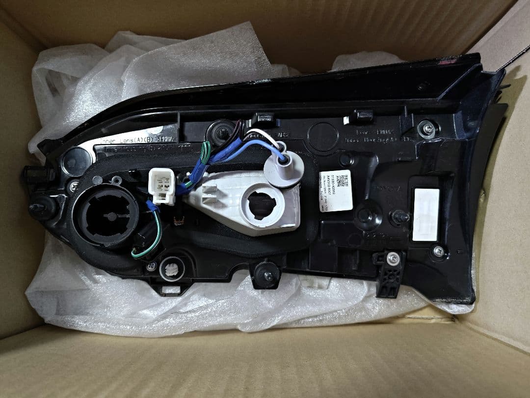 トヨタ RAV4（50系） US海外仕様 リヤフォグ付き左テールランプ 寒冷地