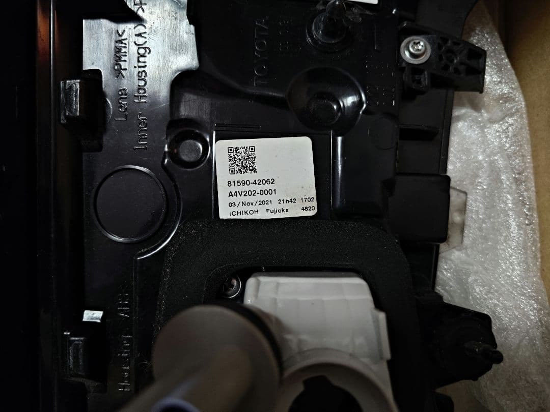 トヨタ RAV4（50系） US海外仕様 リヤフォグ付き左テールランプ 寒冷地