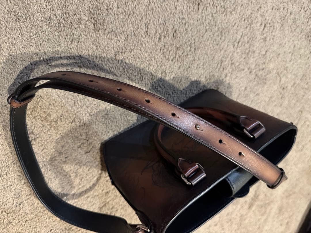 BERLUTI トゥジュール ガリバー スクリットレザー メッセンジャー