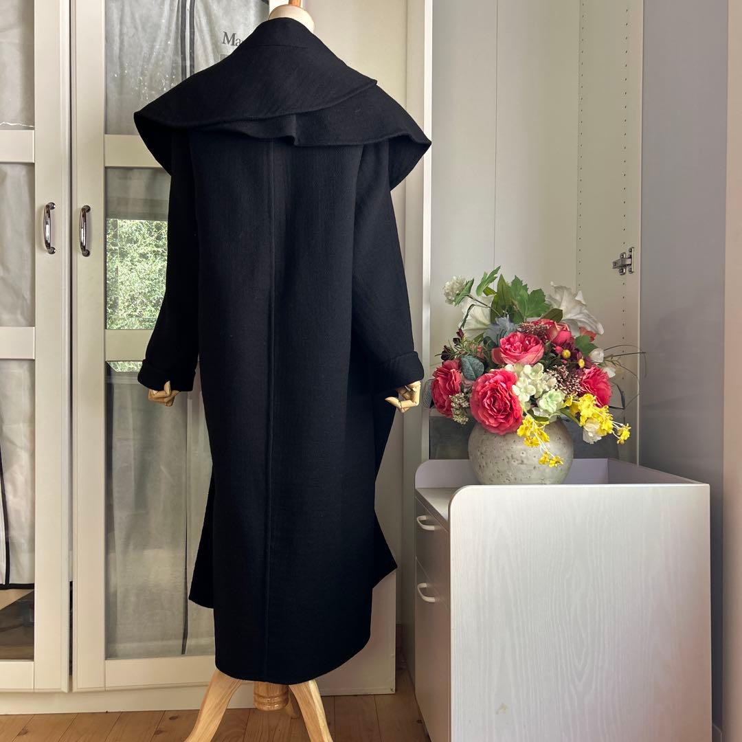 美品　マックスマーラ 素敵なデザインやや厚手で重みあるウール素材　ロングコート