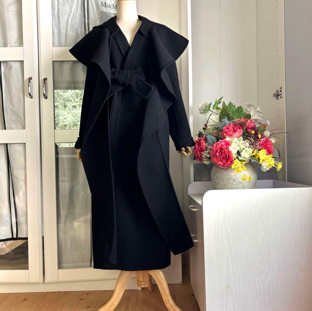 美品　マックスマーラ 素敵なデザインやや厚手で重みあるウール素材　ロングコート