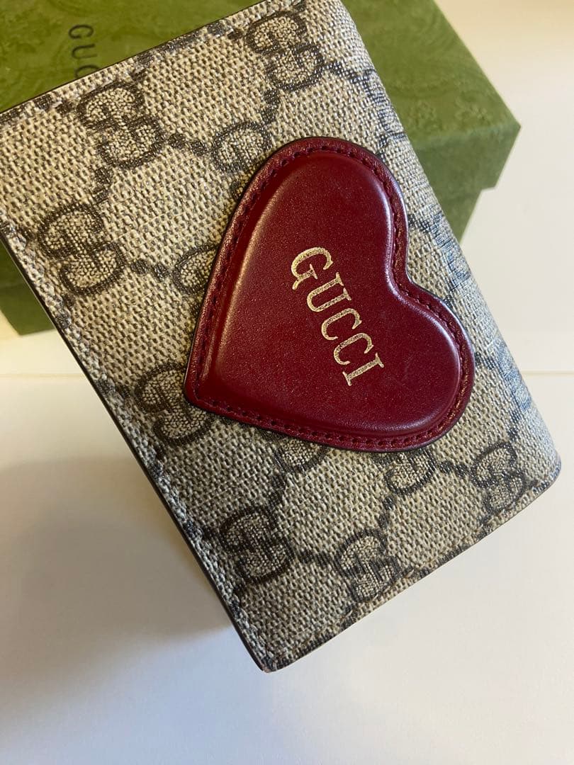 早い物勝ち‼️GUCCI バレンタイン限定‼️ハート型ロゴ 二つ折り財布