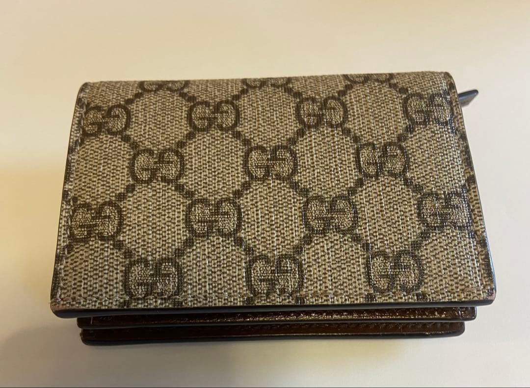 早い物勝ち‼️GUCCI バレンタイン限定‼️ハート型ロゴ 二つ折り財布