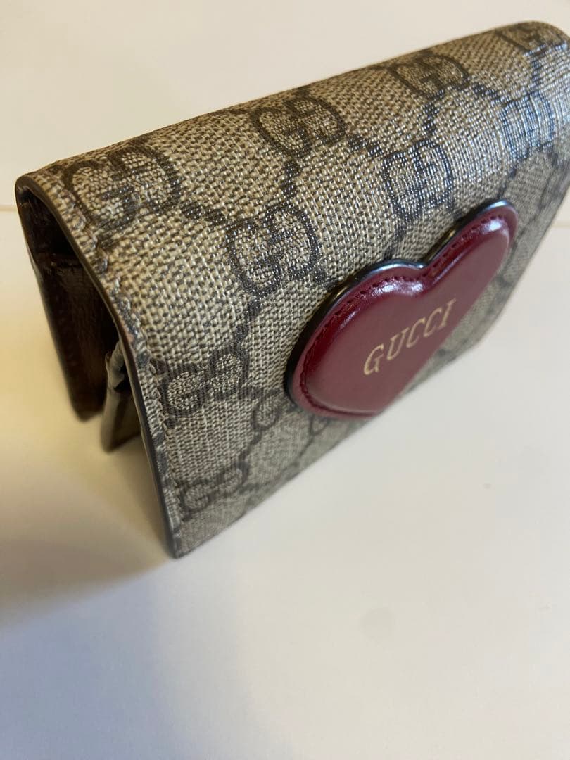 早い物勝ち‼️GUCCI バレンタイン限定‼️ハート型ロゴ 二つ折り財布