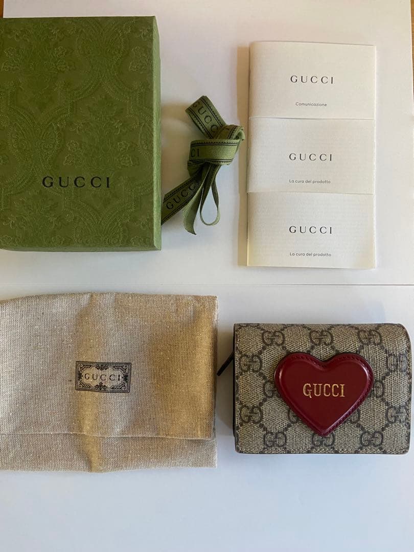 早い物勝ち‼️GUCCI バレンタイン限定‼️ハート型ロゴ 二つ折り財布
