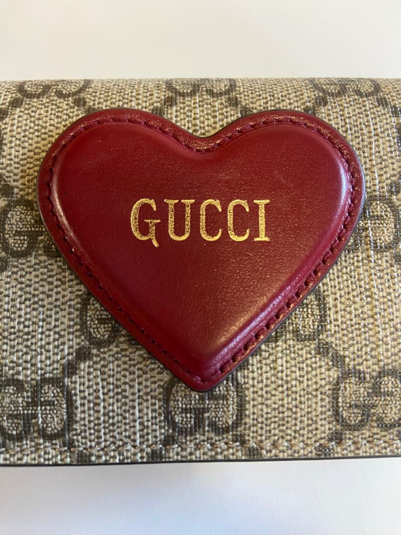 早い物勝ち‼️GUCCI バレンタイン限定‼️ハート型ロゴ 二つ折り財布