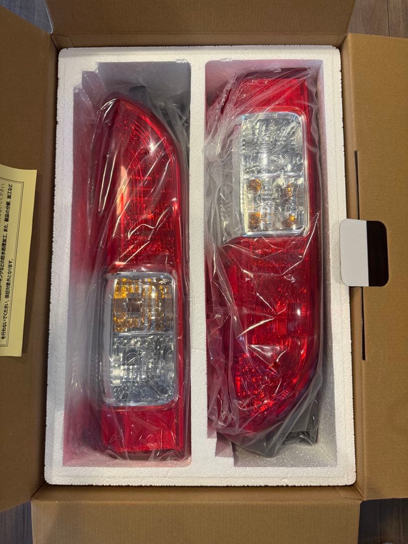 ハイエース8型　新車外し　未使用テールランプ 左右セット