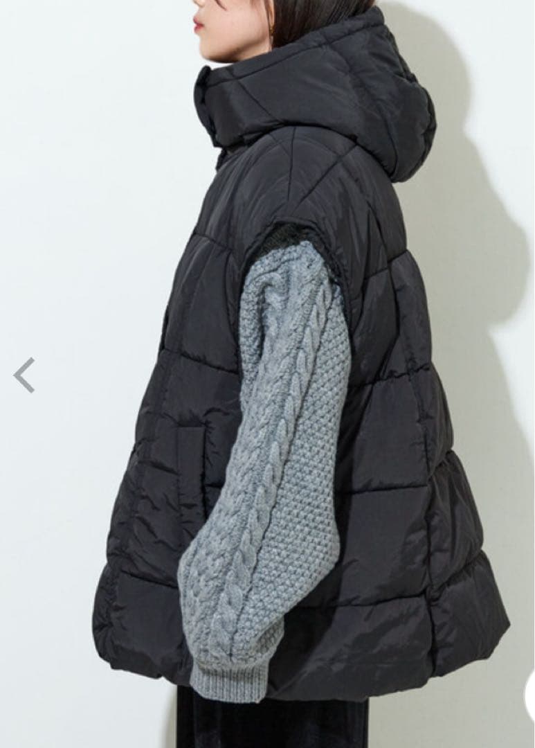 新品未使用　フード付きダウンベスト カーキ オリーブ