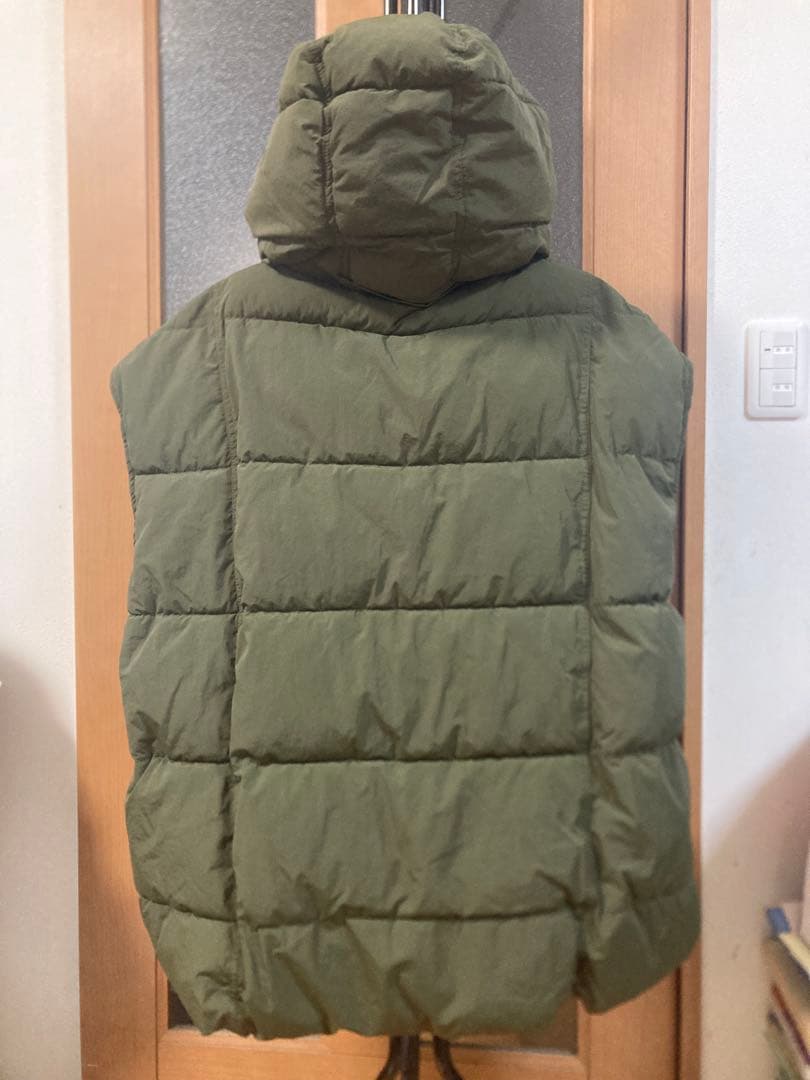 新品未使用　フード付きダウンベスト カーキ オリーブ