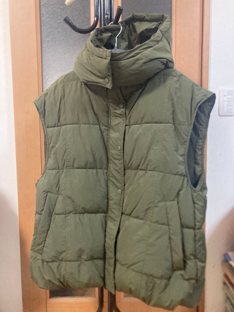 新品未使用　フード付きダウンベスト カーキ オリーブ