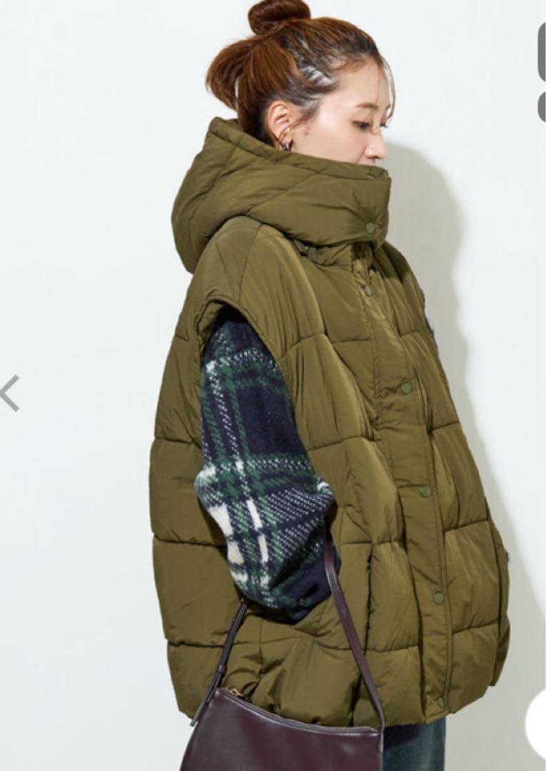 新品未使用　フード付きダウンベスト カーキ オリーブ