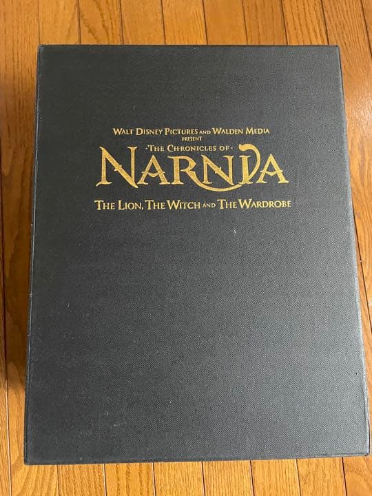 ナルニア国物語　世界に100個　シリアルナンバー付き衣装ダンス