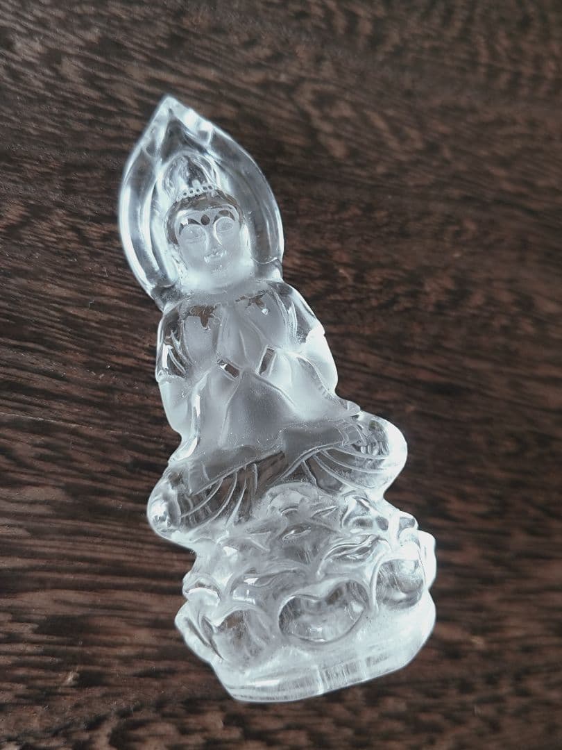水晶　手彫り観音様　置物