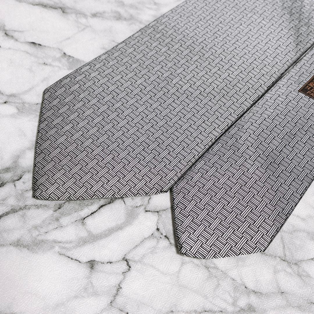 ✨クリーニング済✨エルメス　H柄 胸元ワンポイントホース刺繍ロゴ　ネクタイ