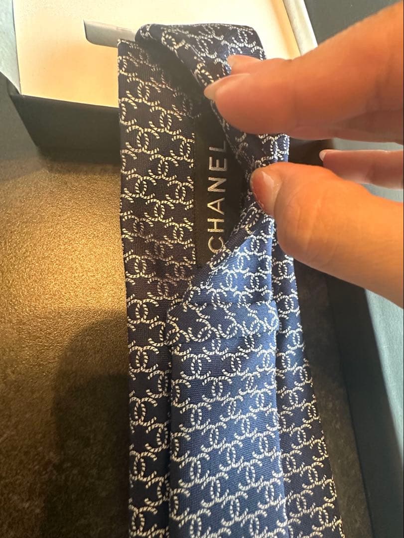 シャネル　ネクタイ箱付きネイビー