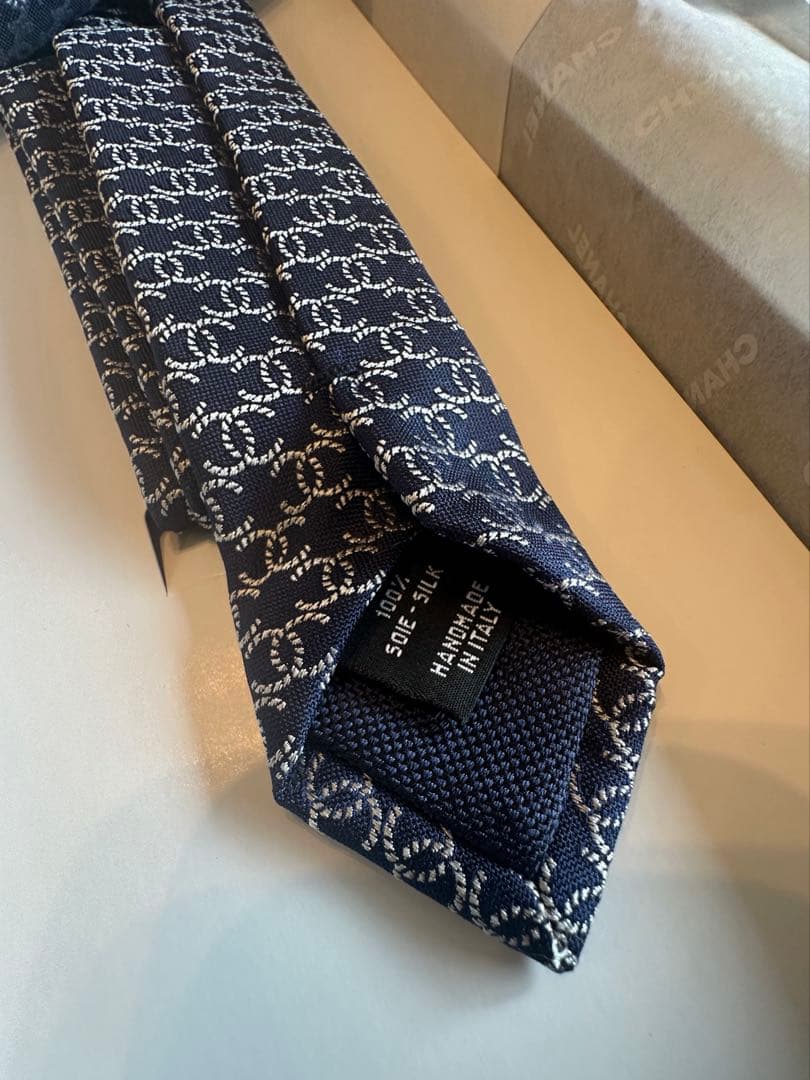 シャネル　ネクタイ箱付きネイビー